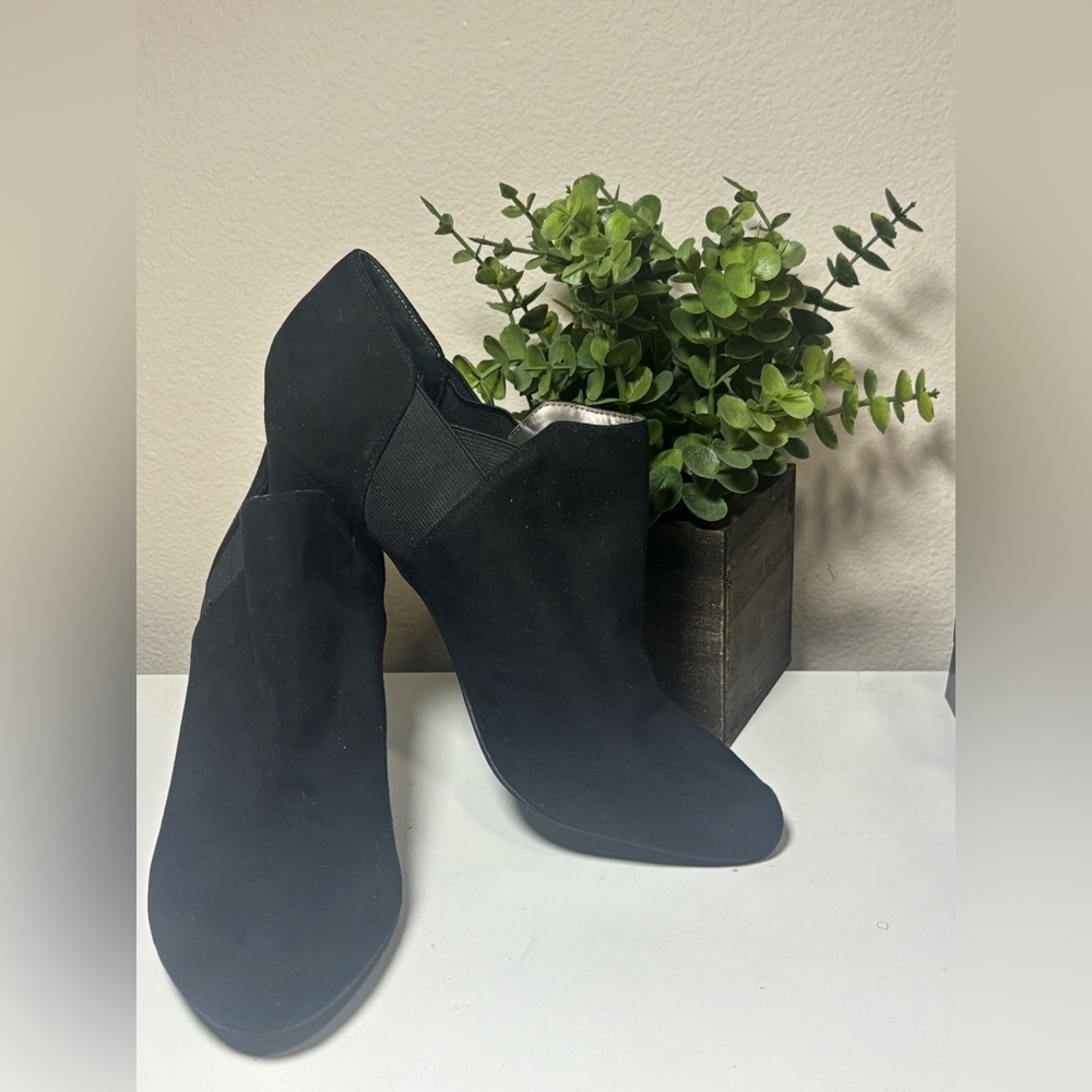 NINE WEST Black Suede Leather combo Booties size 9. Some wear and scuffs marks